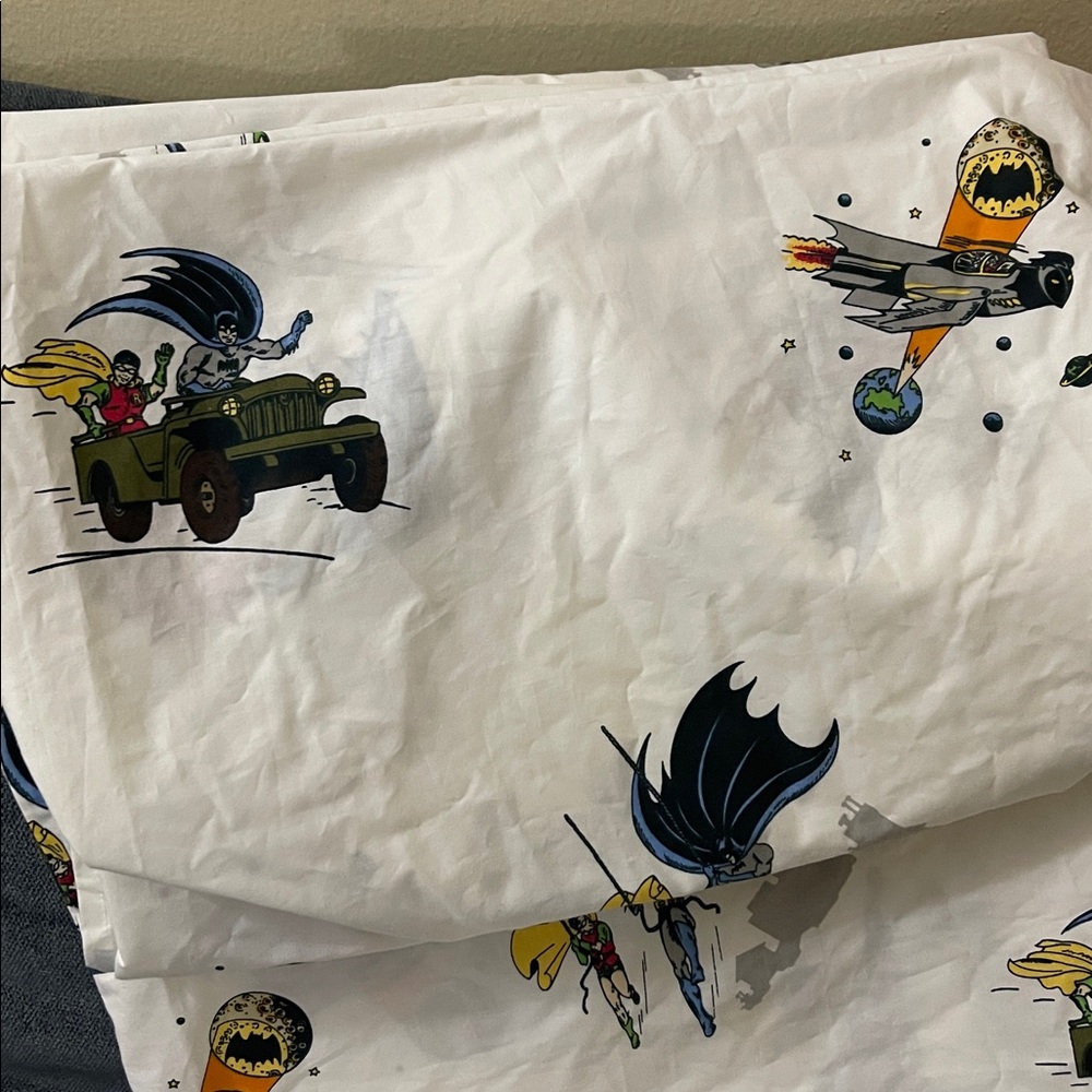 POTTERY BARN KIDS BATMAN & ROBIN WHITE BLUE BLACK RED TWIN FLAT SHEET 60 X 92 - Picture 2 of 5